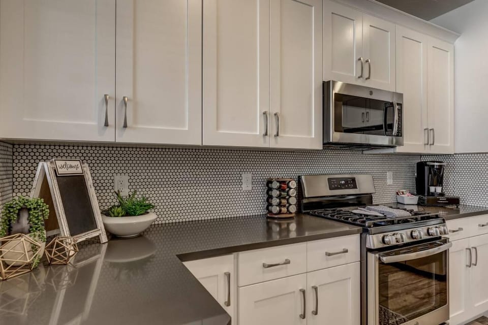 Coffee/tea facilities, Kitchen or kitchenette, stove