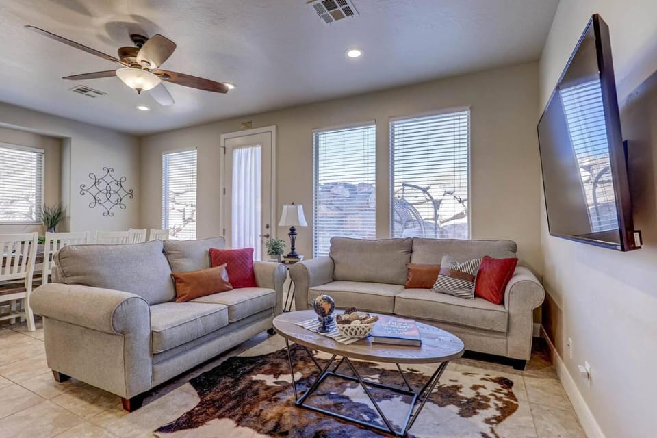 Communal lounge/ TV room, Living room, Seating area, Evening entertainment