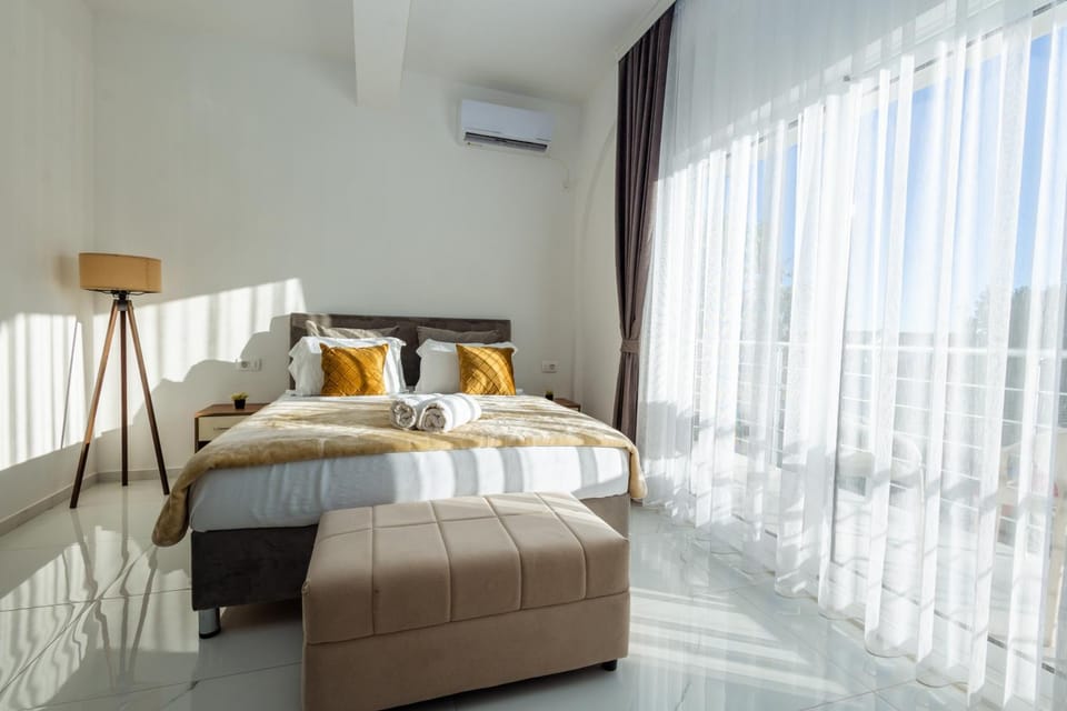 Bed, Photo of the whole room, Bedroom, air conditioner
