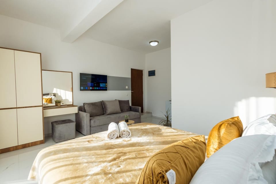 Bed, TV and multimedia, Living room, Photo of the whole room, Bedroom, towels
