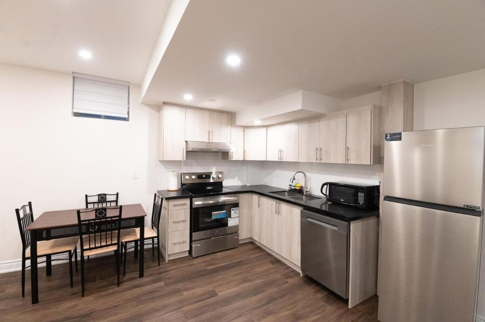 Kitchen or kitchenette, dishwasher, stove
