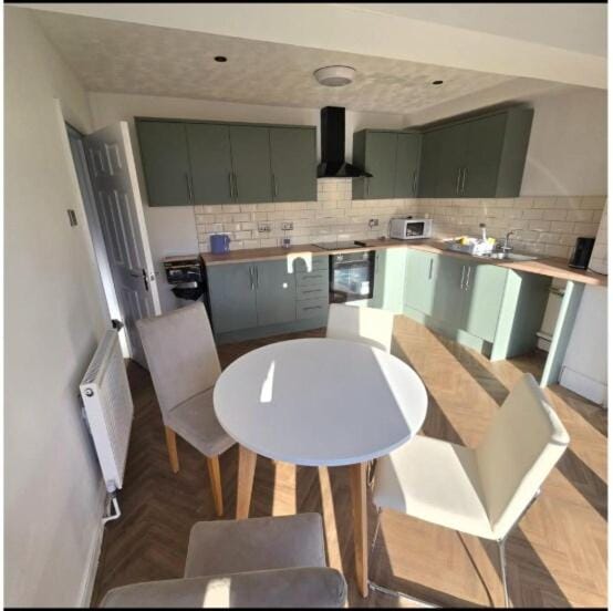 West Midlands Home - 3BR w/FREE Parking and WIFI House in England