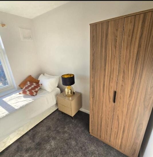 West Midlands Home - 3BR w/FREE Parking and WIFI House in England