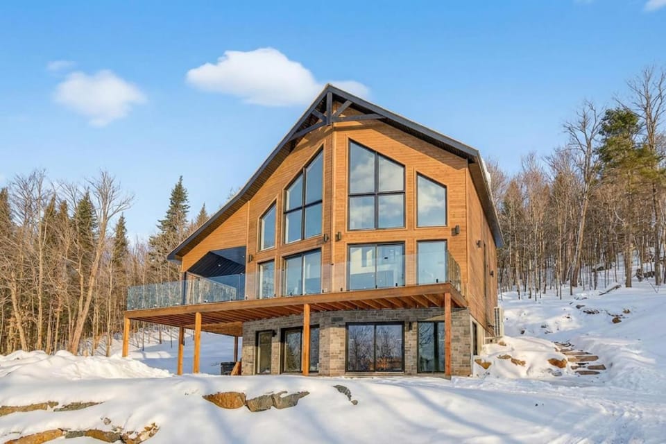 Chalet Signature Royal Laurentien avec SPA House in Ontario