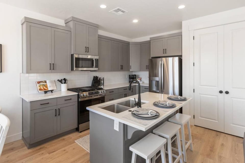 Heated Pool Available Close to Parks, EV & Pickleball House in Washington