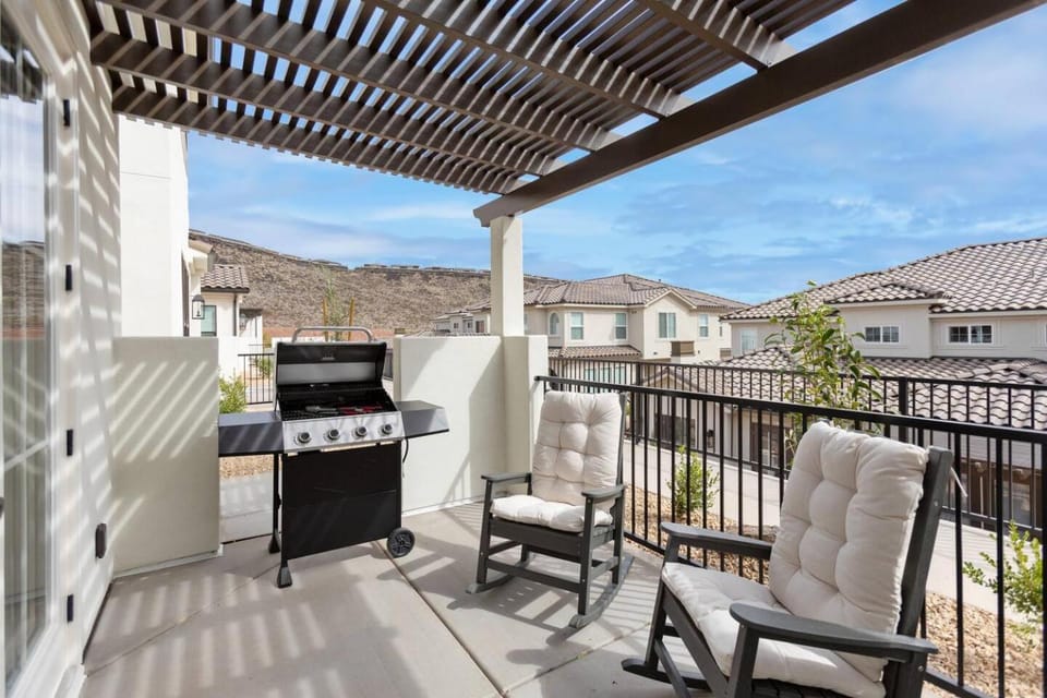 Heated Pool & Pickleball - Spacious & Immaculate Home House in Washington