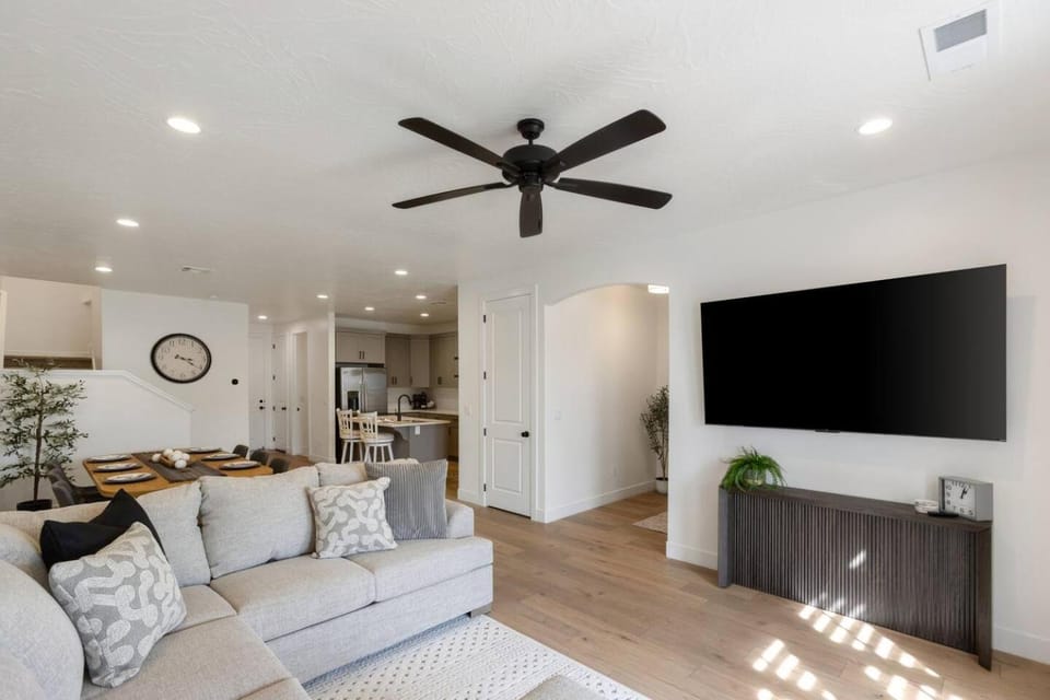 Dog Friendly, Pool, PickleBall, xBox - Close to Zion House in Washington