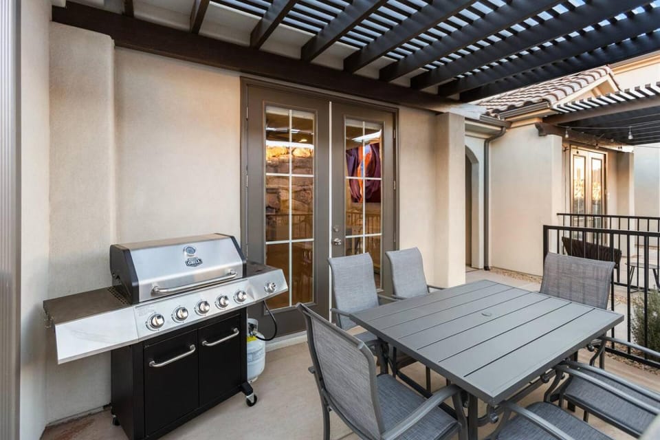 Golden Gem with Views, 86" Smart TVs, Pool & PickleBall House in Washington
