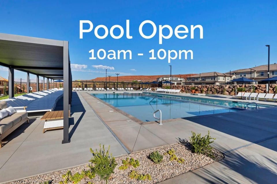 Golden Gem with Views, 86" Smart TVs, Pool & PickleBall House in Washington