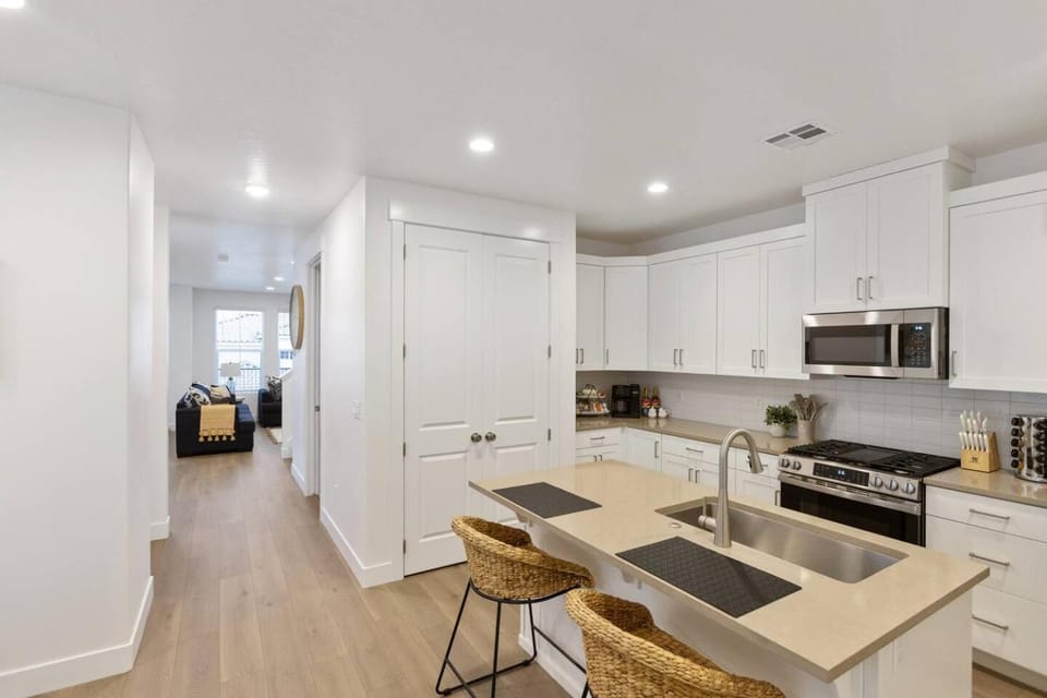 Kitchen or kitchenette, Photo of the whole room, oven, stove