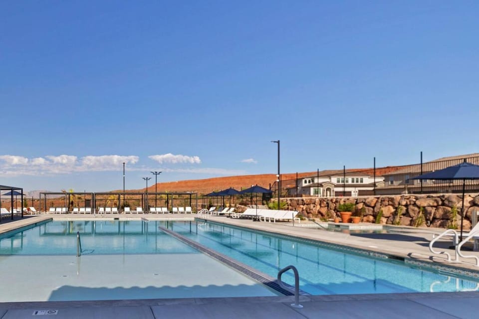 Swimming pool, sunbed