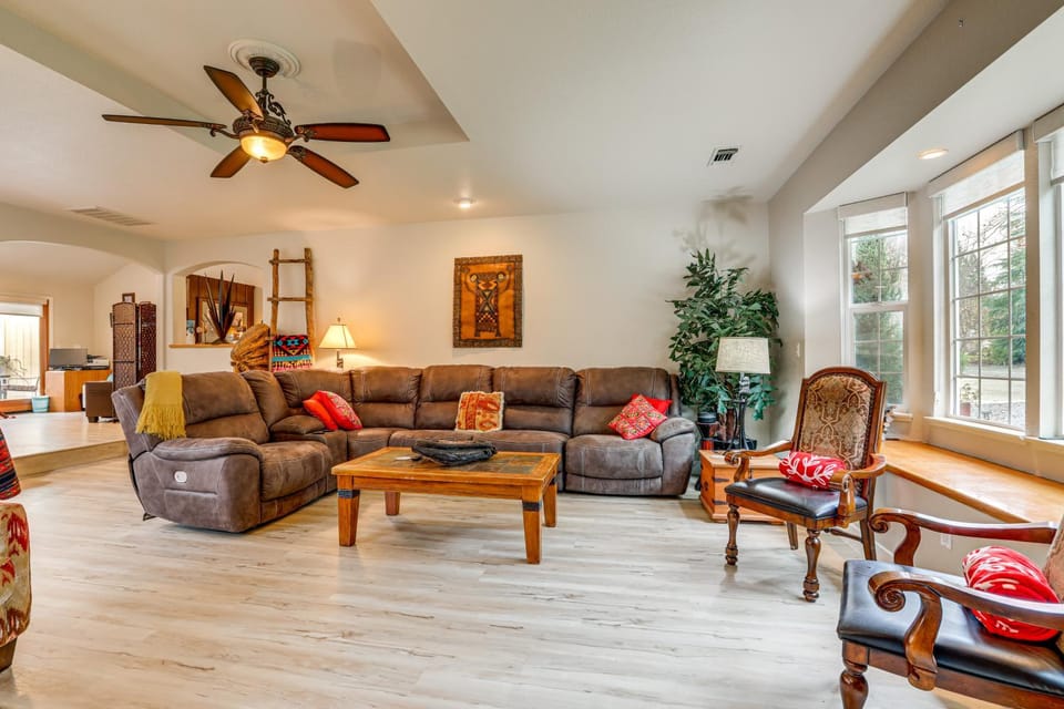 Hot Tub & Huge Patio: Home 5 Mi to Old Town Auburn House in Sierra Nevada