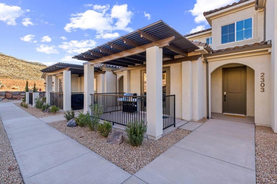 Beautiful 3BR Home Near Zion - Heated Pool & Pickleball House in Washington