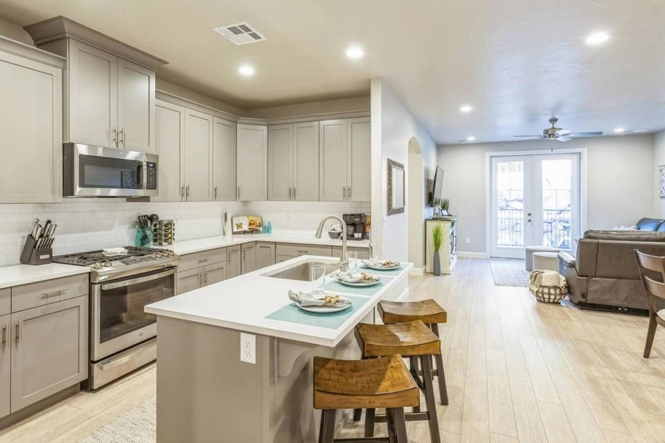 Beautiful 3BR Home Near Zion - Heated Pool & Pickleball House in Washington