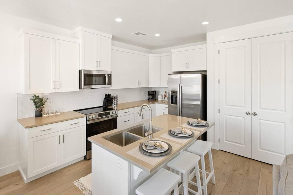 Coffee/tea facilities, Kitchen or kitchenette, oven, stove