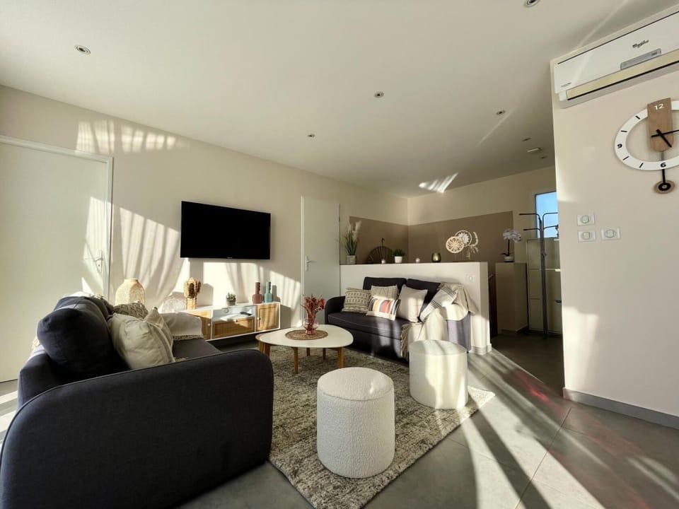 Résidence Villa impasse Paul Signac - maeva Home - Villa climatisée avec piscine et jacuzzi 6 pièces 10 personnes - Exclusive MAE-9953 Apartment in Sanary-sur-Mer