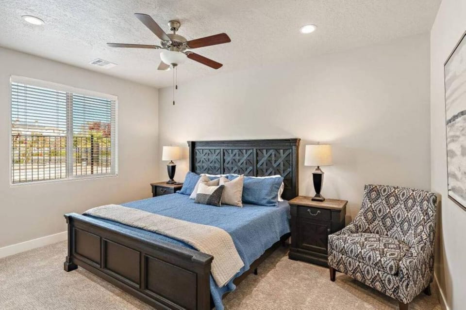 Bed, Seating area, Bedroom