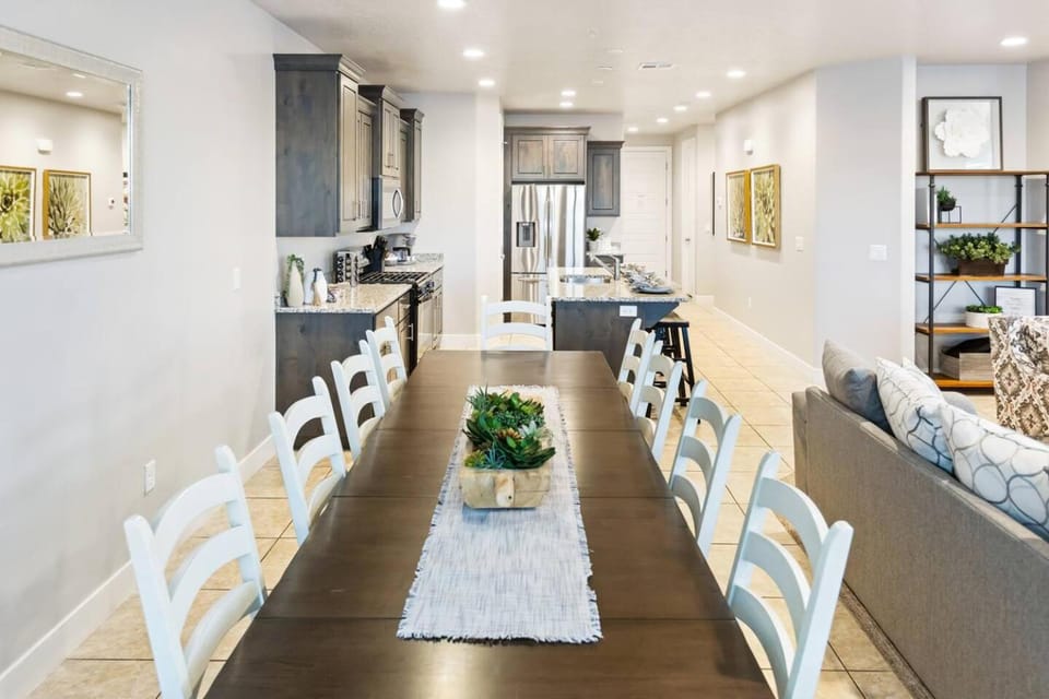 Kitchen or kitchenette, Dining area