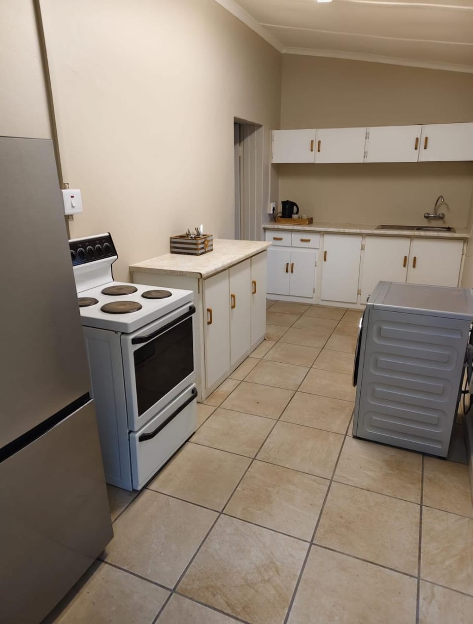 Kitchen or kitchenette, stove, washing machine