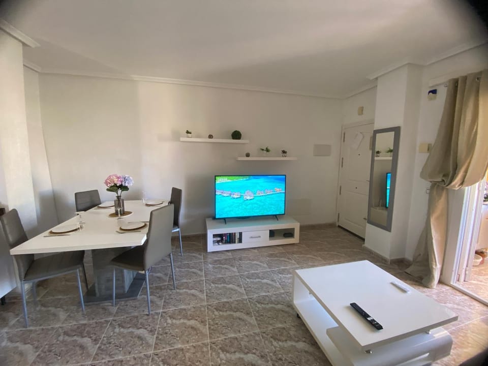 Communal lounge/ TV room, TV and multimedia, Living room, Seating area, Dining area, Evening entertainment