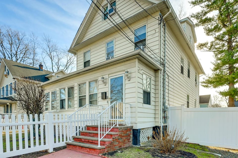 Walkable Location, 8 Mi to MetLife: Teaneck Escape Apartment in Teaneck