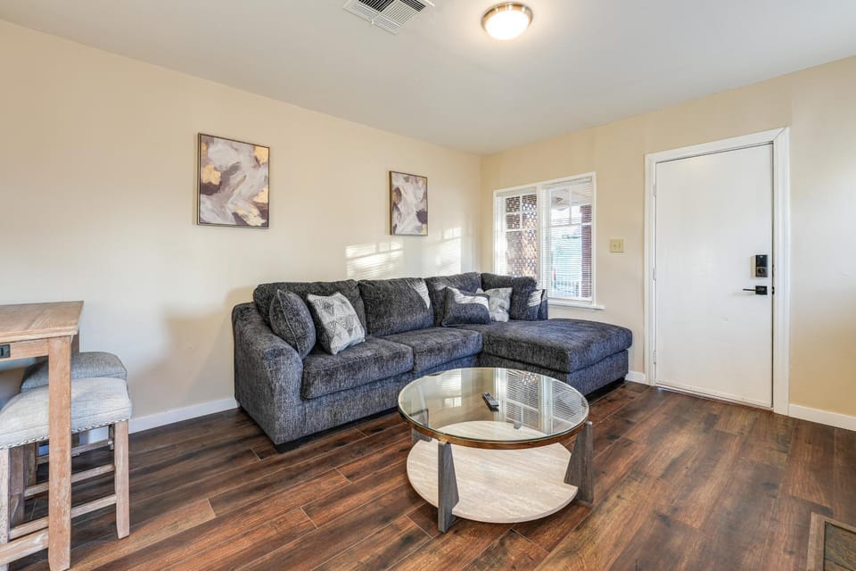 1 Mi to Dtwn, Chase Field! Getaway Near Light Rail House in Phoenix