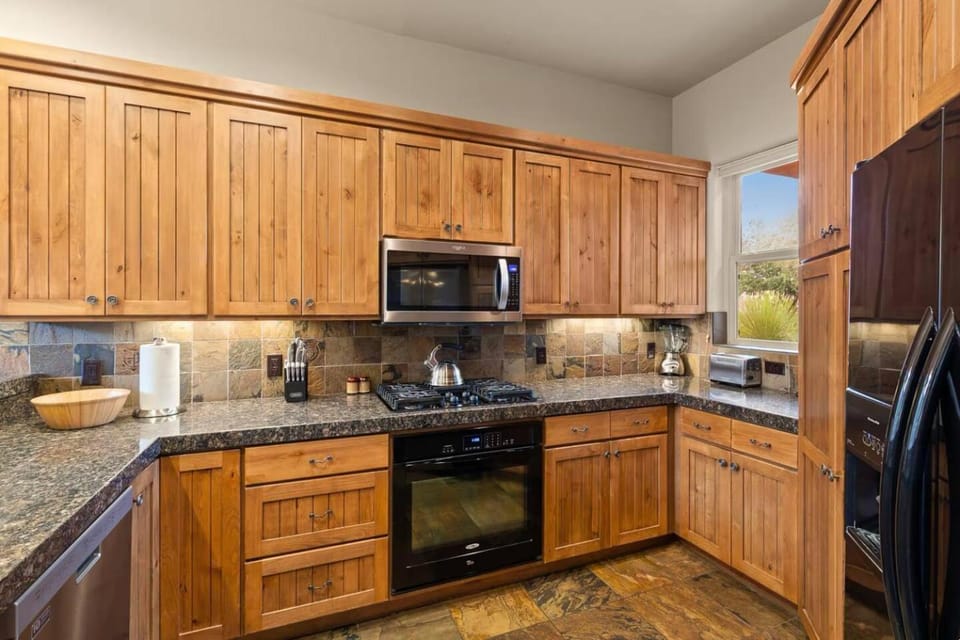 Coffee/tea facilities, Kitchen or kitchenette, oven, stove, toaster