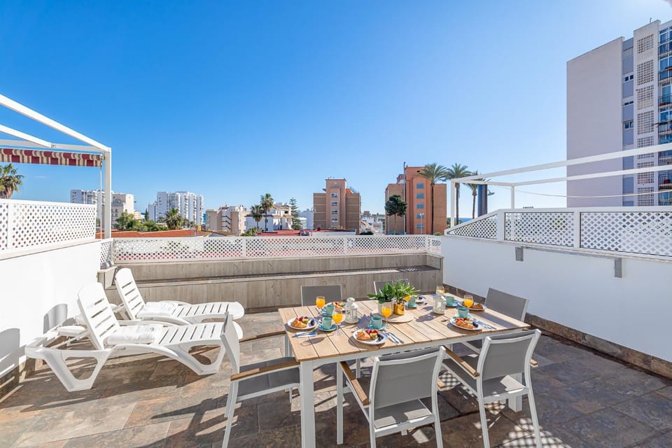 797 HOLIDAY RENTALS- Piso a 2 min de la playa con amplia terraza Apartment in Benalmadena