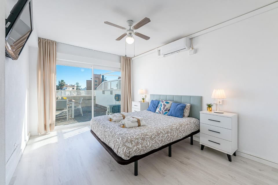 797 HOLIDAY RENTALS- Piso a 2 min de la playa con amplia terraza Apartment in Benalmadena