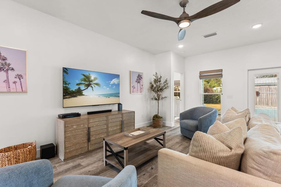 TV and multimedia, View (from property/room), Living room, Decorative detail, Seating area, Pool view