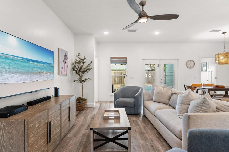 TV and multimedia, View (from property/room), Living room, Decorative detail, Seating area, Dining area, Pool view