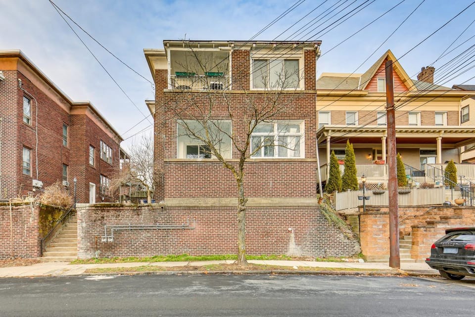 4 Mi to Market Square Bright Apt with Balconies Apartment in Pittsburgh