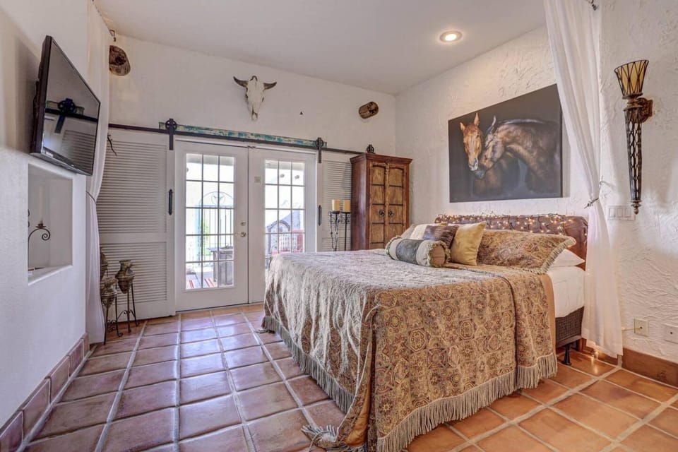 Bed, TV and multimedia, Bedroom