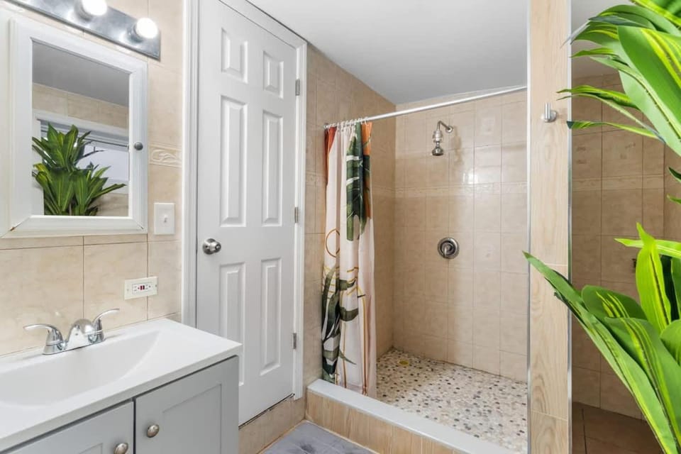 Queen Bedroom w Ensuite Bathroom - Mins from NYC Apartment in Secaucus