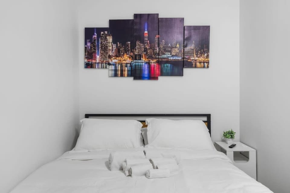 Queen Bedroom w Ensuite Bathroom - Mins from NYC Apartment in Secaucus