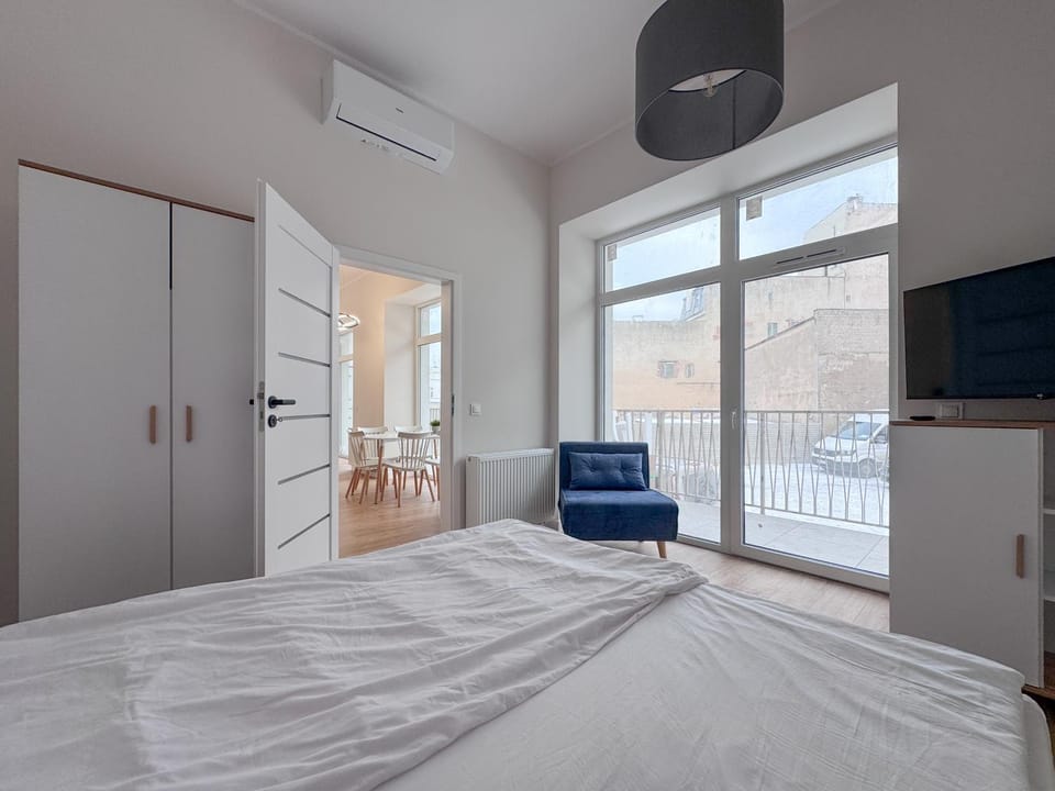 Bed, TV and multimedia, Bedroom, wardrobe, air conditioner