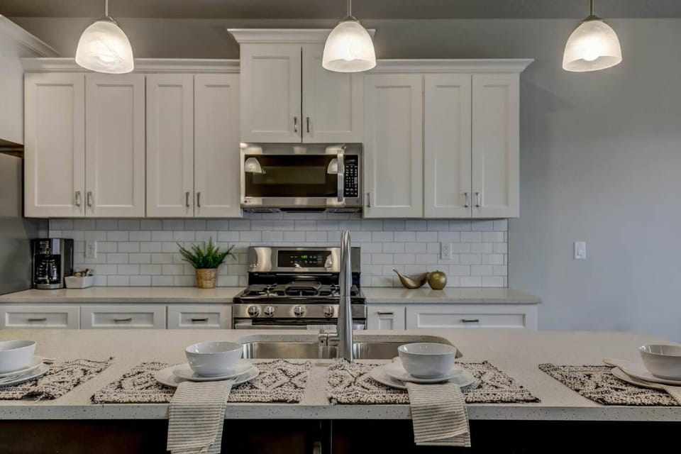 Coffee/tea facilities, Kitchen or kitchenette, dishwasher, stove, toaster