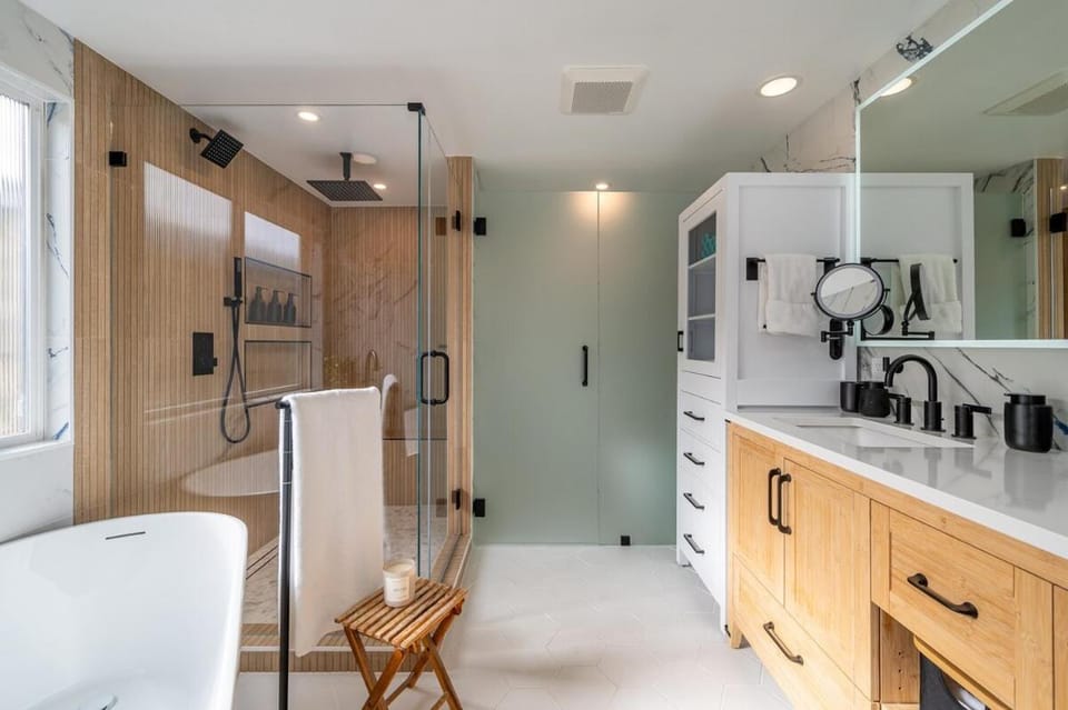 Phenomenal King, Air, Rooftop Deck, Walk to Beach House in Hermosa Beach