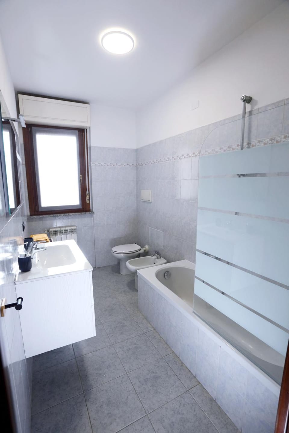 Shower, Toilet, Bathroom, Bath, bidet, towels