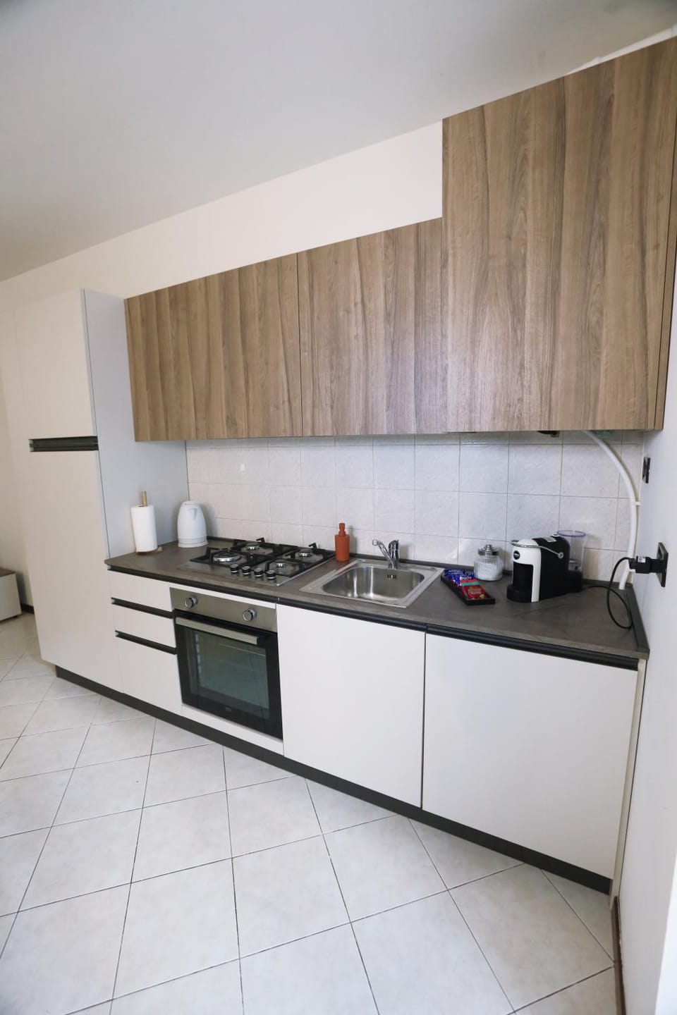 Coffee/tea facilities, Kitchen or kitchenette, dishwasher, stove
