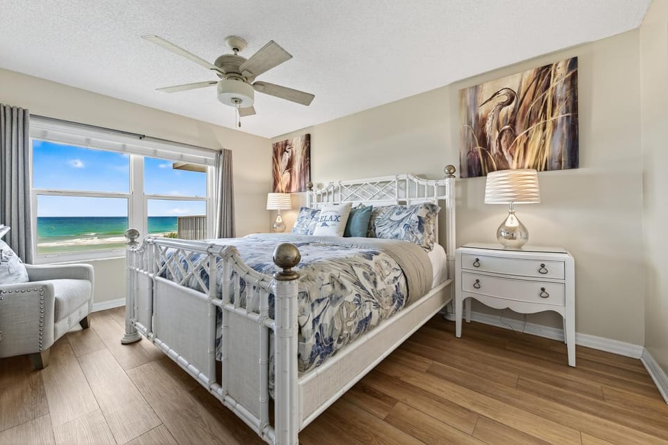 Direct oceanfront 2/2 corner condo with large balcony, heated pool, and garage parking Apartment in Ormond By The Sea