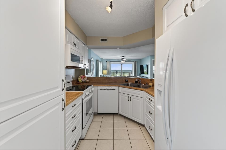 Direct oceanfront 2/2 corner condo with large balcony, heated pool, and garage parking Apartment in Ormond By The Sea