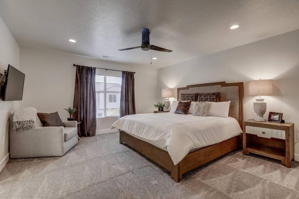 Bed, TV and multimedia, Photo of the whole room, Bedroom
