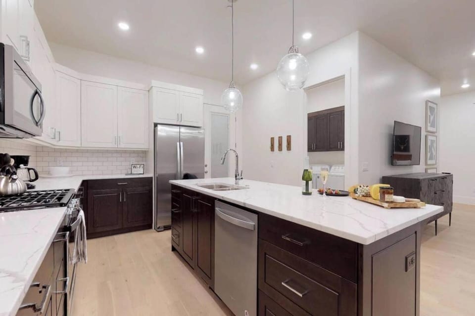 Kitchen or kitchenette, Dining area, dishwasher, oven, pet friendly, stove