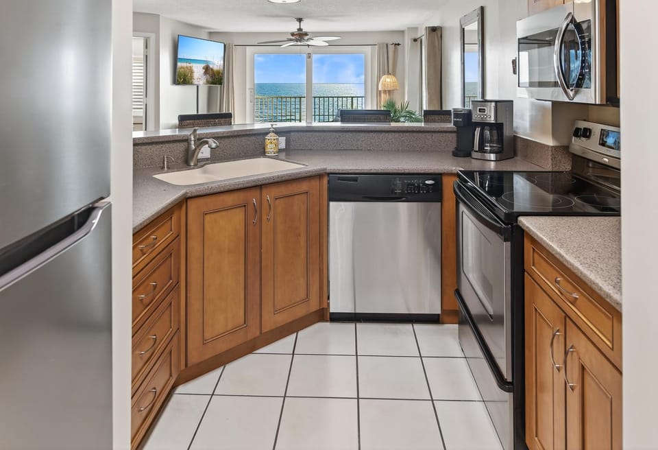 Direct oceanfront corner 2/2 with stunning views, huge balcony, heated pool, and garage parking Apartment in Ormond By The Sea