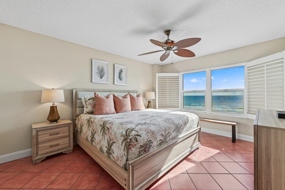 Direct oceanfront corner 2/2 with stunning views, huge balcony, heated pool, and garage parking Apartment in Ormond By The Sea