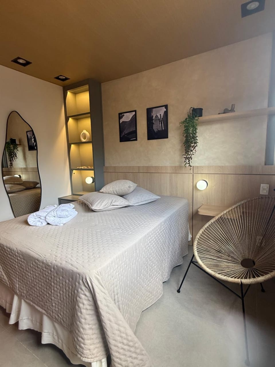 Bed, Photo of the whole room, towels