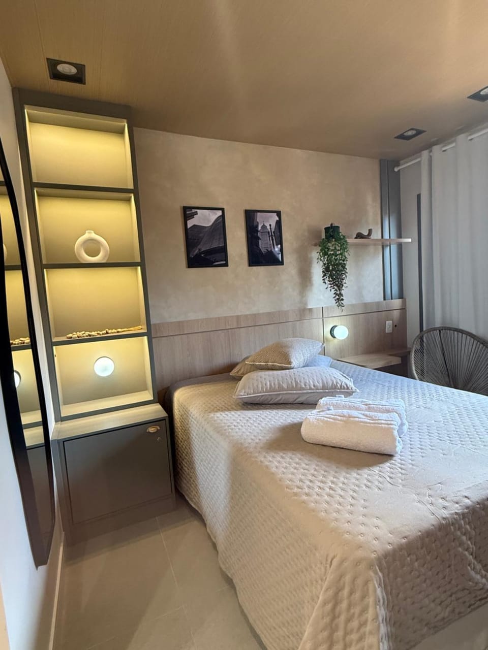 Bed, TV and multimedia, Seating area, wardrobe