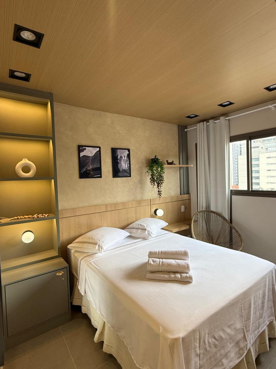 Bed, towels