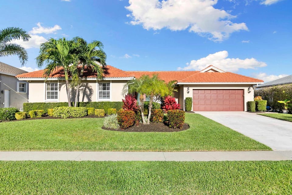 Waterfront Marco Is Retreat l Heated Pool & Dock House in Marco Island